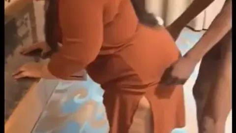 سكس عربي الديوث يصور مراته تنتاك من الغريب ويعطيهم التعليمات