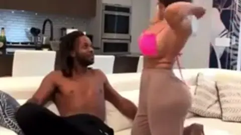 سكس النجمة السعودية باربي نجد ترضع الفحل من بزازها وتركب بحضنه