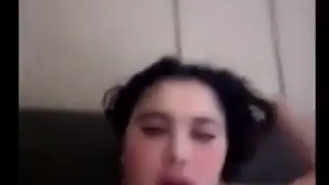 استمتع نصف ساعة بزاز انجي خوري وهي عارية في السرير