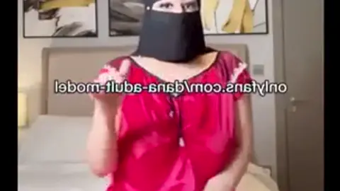الصاروخ دانا المصرية عايزة دكر ونازلة سلخ بطيزها وبعدها تفشخها بالديلدو