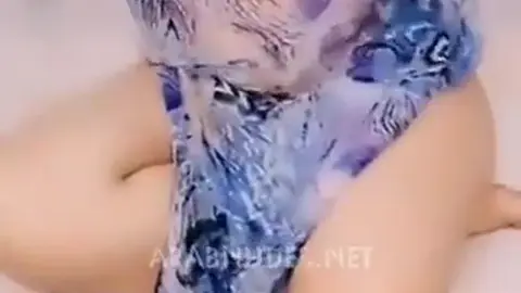 شرموطة طلعة لايف تعرض جسمها و بززها للناس