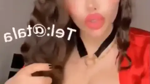 الجميلة العربية نور حبال عاملة عرض بالأزبار الصناعية وملامح وجهها نار