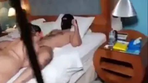 سكس دانا المصرية وصديقتها وحدة تمص الزبر والتانية تحط الهزاز على كسها من الخلف