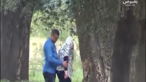 بينيك الشرموطه بتاعته في حديقه عامه سكس تجسس