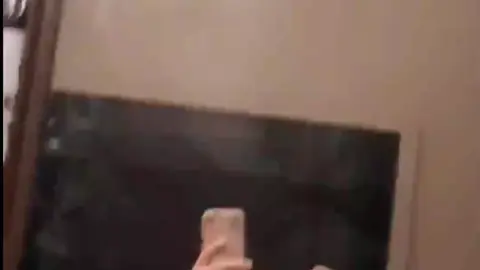 سكس القحبة المشهورة نور حبال تتصور على المراية وهي تفرك كسها على السرير