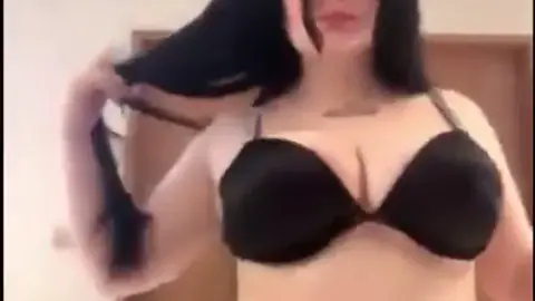 انجي خوري تنمحن وتجلد كسها بالديلدو المطاطي الصلب