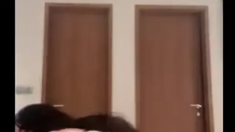انجي خوري تلحس العلبة المعدنية وتدخلها كلها في كسها angie khoury