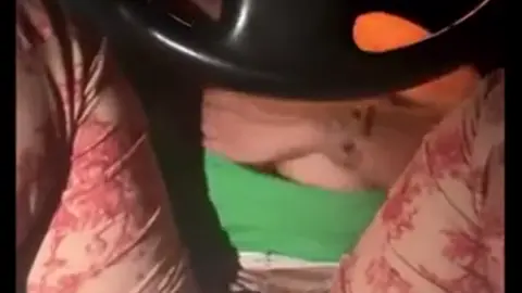 سكس باربي نجد انمحنت وهي بتسوق راحت وقفت السيارة وضربت سبعة ونص