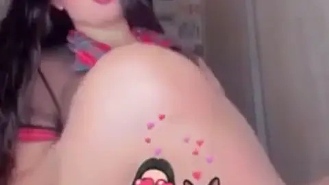 سكس عربية ممحونه بجسم وردي نار بتقفش فبزازها وتحط الاندر بين كسها – سكس سناب شات