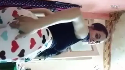 حسناء عربية بمؤخرة ممتلئة تتناك من ورا بأصوات آهات مثيرة - بأداء ناري ودلع غير طبيعي