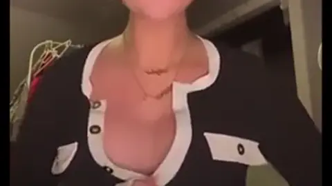 سكس أية خلف تضع المزلق على الصناعي وتدحشه بكسها