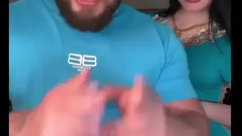 انطونيو ينيك ميرا نوري من جديد بالفستان الأزرق المثير