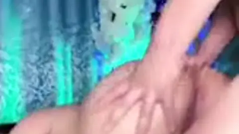 شرموطه طالع بث مباشر وصديقها يداعب كسها وطيزها وينيجو سكس جامد