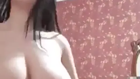 سعودية جسمها نار و بزازها كبيرة طالعة لايف