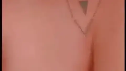 سكس أم شامبو تنيك بزازها وخرم طيزها بخشبة وتقول كلام فاجر