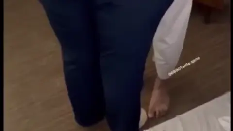 سكس خليجي يقلعها ملابسها وينيكها بجميع الوضعيات