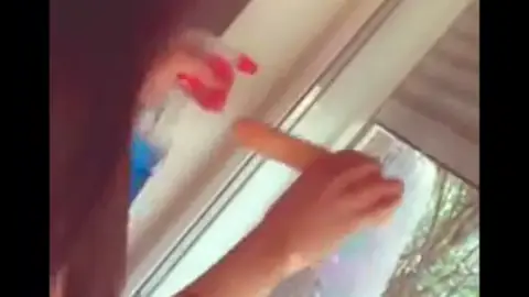 سكس القحبة نور حبال تثبت الصناعي على البلور وترضعه