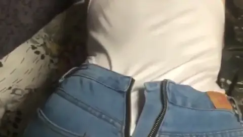 يهيج على خطيبته فيقلع الكلوت ويحطه فطيزها ليمارس نيك خلفي