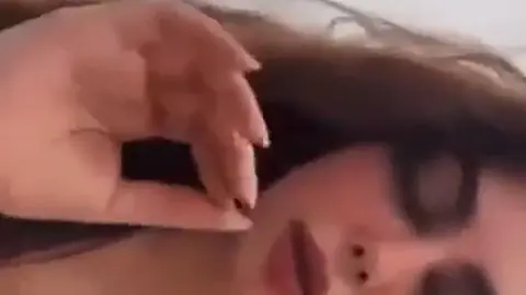 قحبة اماراتية طالعة تتشرمط لايف وتصور نودز للفانز