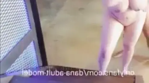 نيك دانا المصرية على السلم من الفحل يرضخها على درجات الدرج