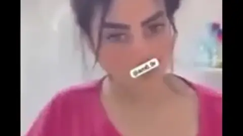 سكس أم اللول فيديو جديد تخلع وتعرض بزازها البيضاء و حلماتها الوردية