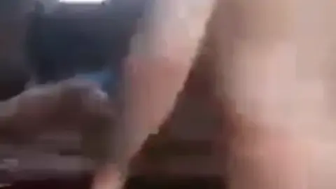 رايق يلحس كسها يبسطها اوي وتبتدي تنيك نفسها بالمدق