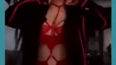 سكس جديد انجي خوري عارية تماما وتعرض بزازها الحليب بالتوب الأحمر