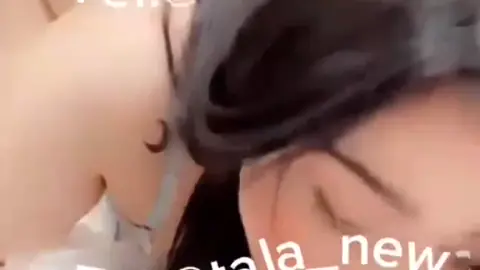 شرموطة هايجة علي الاخر بتدخل اي حاجة قدامها في كوسها