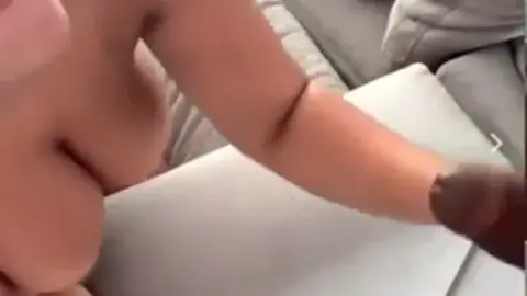 سكس باربي السعودية موديل جيجي تمص وتنتاك من الفحل الأجنبي الأسود