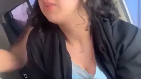 بيصور خطيبته في العربية وهي بتمصله زبه