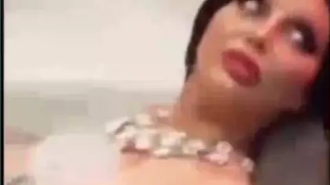 سكس رولا يموت عارية في الحمام وصديقتها تعلمها تصور مؤخرتها