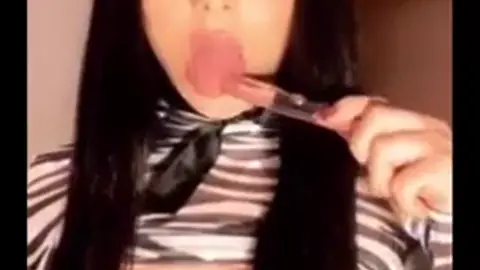 سكس لارا ديبالا المصرية ببزاز مكشوفة وحركات محن ومص لأي شيئ تجده أمامها