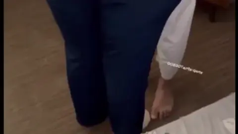 سكس خليجي يقلعها ملابسها وينيكها بالكوندوم بكل الأوضاع