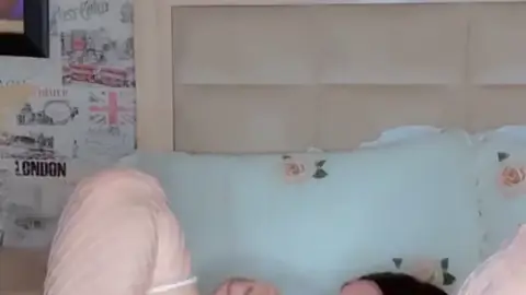 سكس روزا سيف كسها الوردي تلعب بأشفاره وتدعك بزازها الطرية