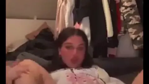 سكس اية خلف تجيب شهوتها في خزانة الملابس وتضيع مكان فتحة الكس