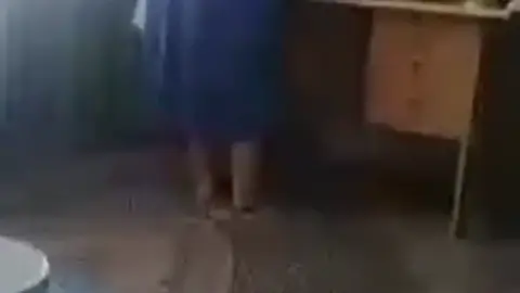 فيديو كول ديوث بيصور لصاحبه مراته الملبن وينيكها فكسها وصاحبه بيضرب عشره عليها